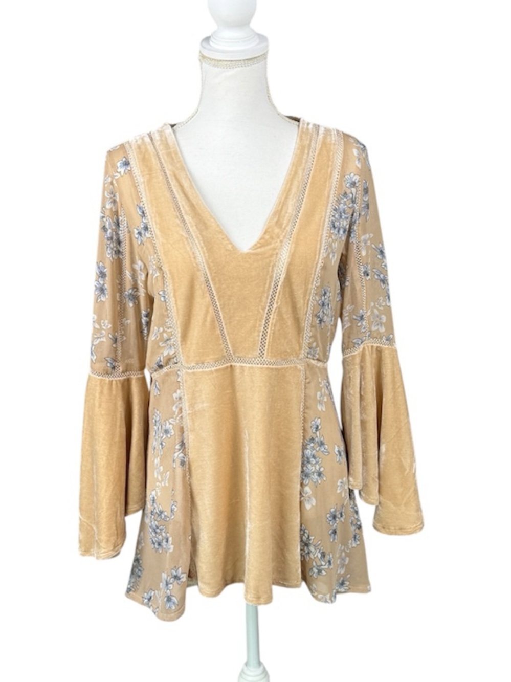 POL Clothing Velvet and Floral Lace Mixed-Media Tunic Top. Size Medium